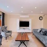 Luxury 5 Bedroom With Private Pool And Jacuzzi
