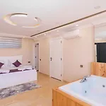 Luxury 5 Bedroom With Private Pool And Jacuzzi Villa *