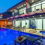 Luxury 5 Bedroom With Private Pool And Jacuzzi Villa