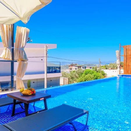 Luxury 5 Bedroom With Private Pool And Jacuzzi וילה