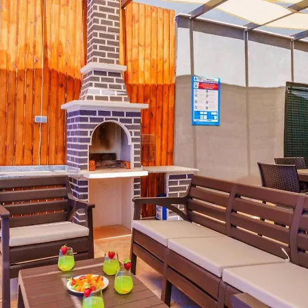 Luxury 5 Bedroom With Private Pool And Jacuzzi וילה קלקן