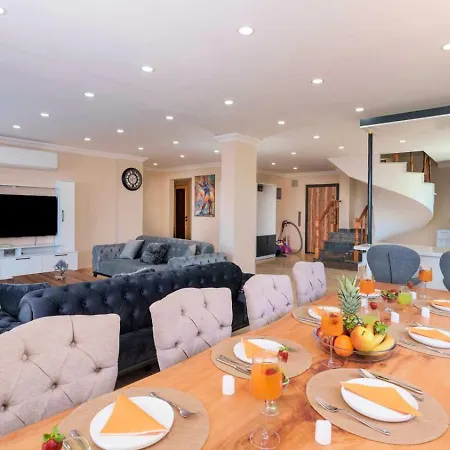 Luxury 5 Bedroom With Private Pool And Jacuzzi