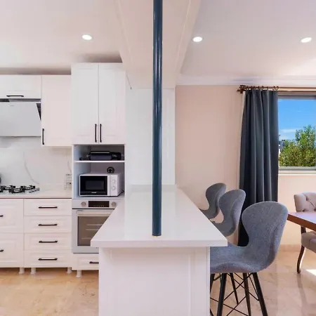Luxury 5 Bedroom With Private Pool And Jacuzzi