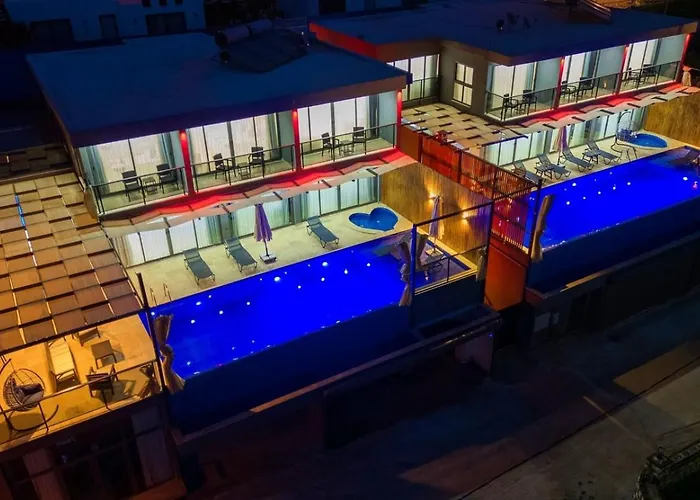 Luxury 5 Bedroom With Private Pool And Jacuzzi *