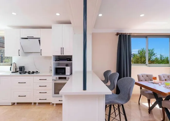 Luxury 5 Bedroom With Private Pool And Jacuzzi