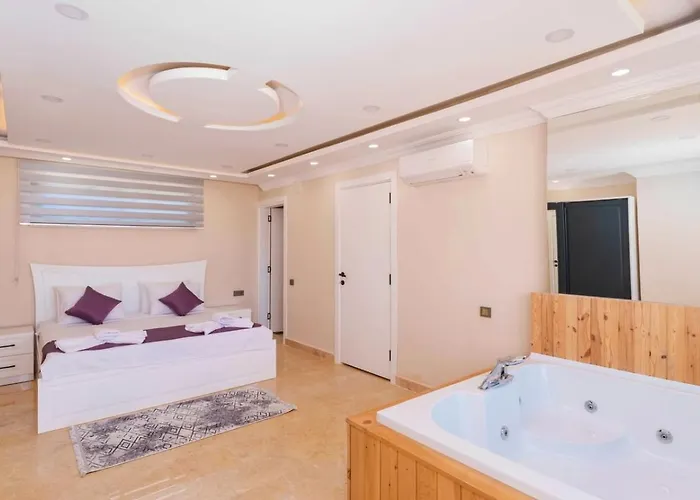 Luxury 5 Bedroom With Private Pool And Jacuzzi 别墅 *