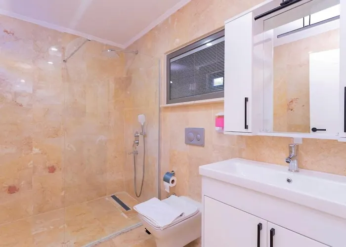 Luxury 5 Bedroom With Private Pool And Jacuzzi 别墅 *