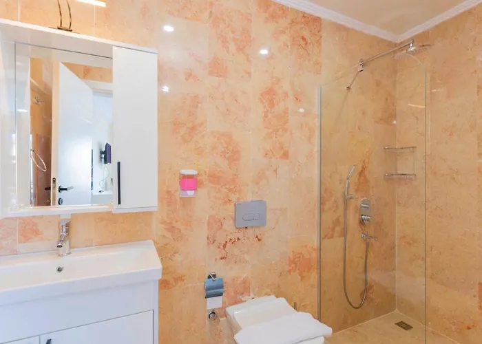 Luxury 5 Bedroom With Private Pool And Jacuzzi 别墅 *